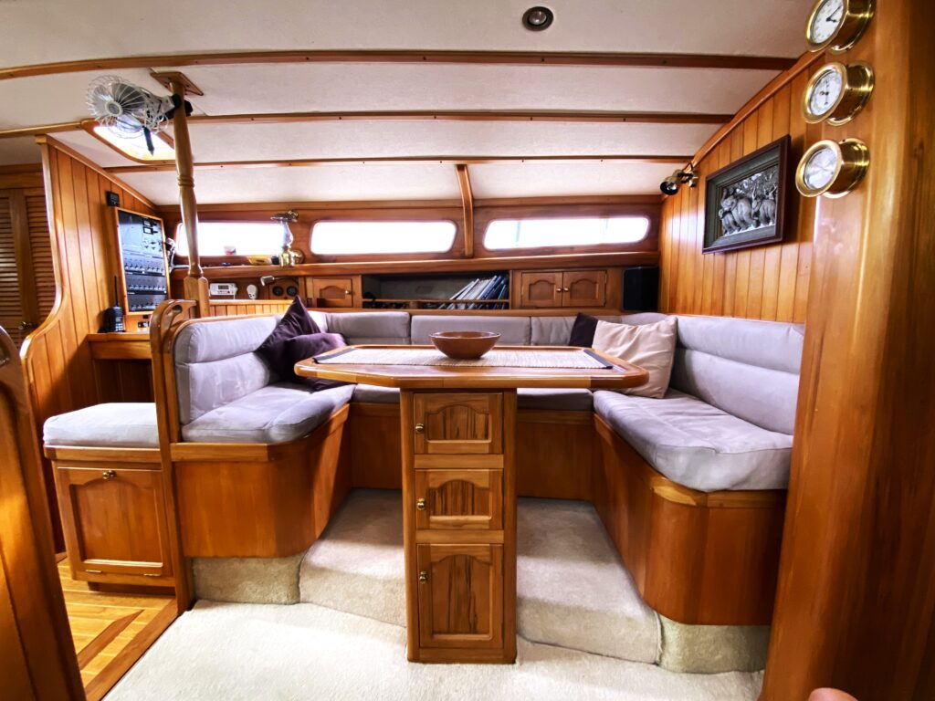 Raven 38: Solid, warm and beautiful Boat for Sale