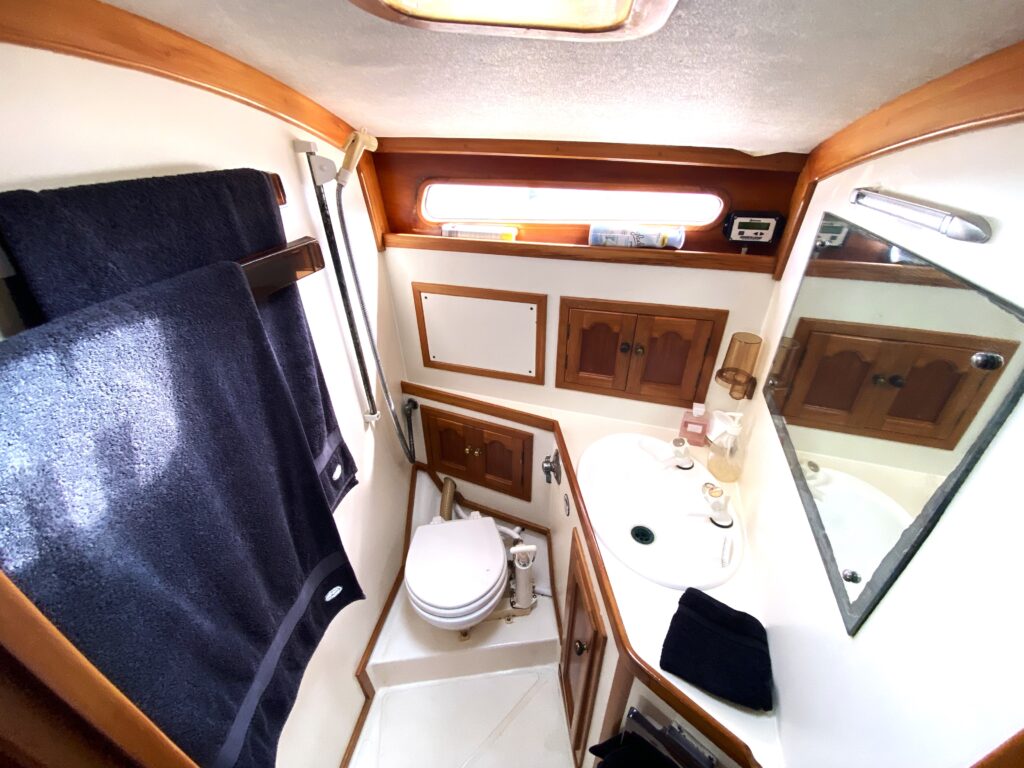 Raven 38: Solid, warm and beautiful Boat for Sale